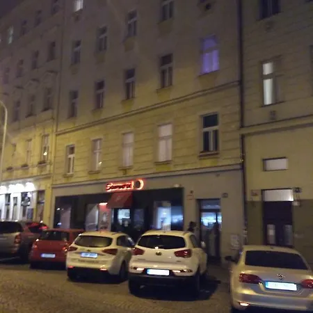 Moon & Hostal Praga