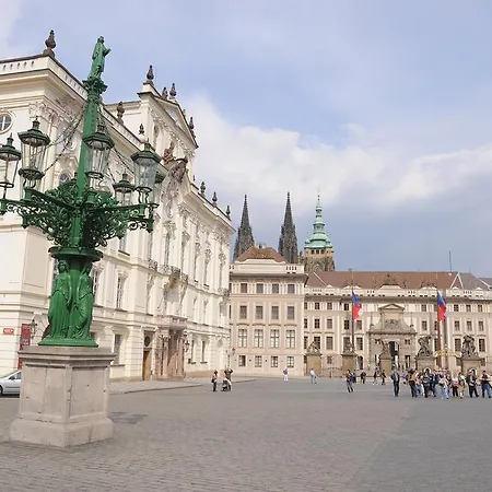 Moon & Hostal Praga